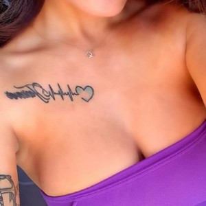 Morena 26enne barista in minigonna di pelle fotografia:2