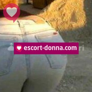 Italiana calda disinvolta oggi sola in casa fotografia:2