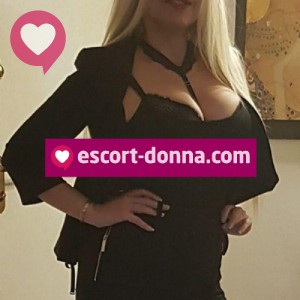 Angie zia dottoressa mamma porcellina pompinara fotografia:2