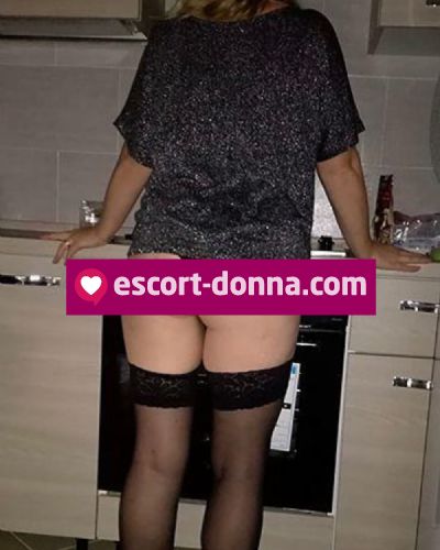 Alexxandra esegue massaggini sexy rilassanti tonificanti